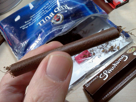 handrolled-cigarette-hand3
