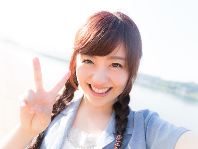 明るい自撮りを撮る女の子