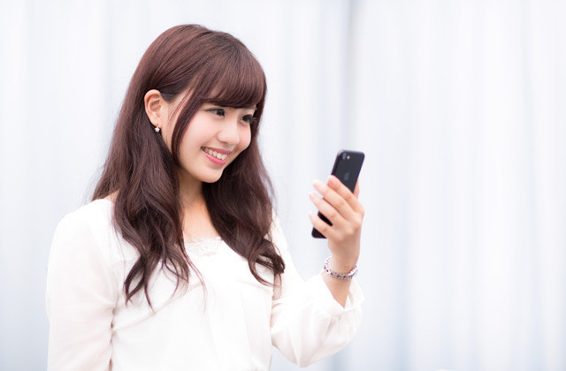 人気の写メ日記を読んでブログの書き方を勉強する女の子の画像