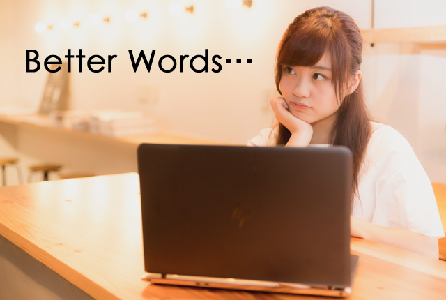 より良い言い回しを探しブログを書く女の子