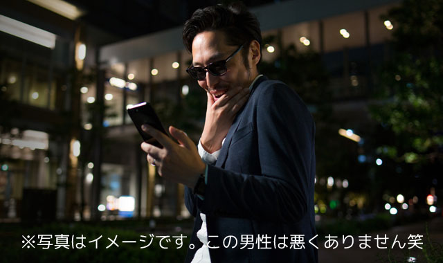 掲示板に書き込む男性
