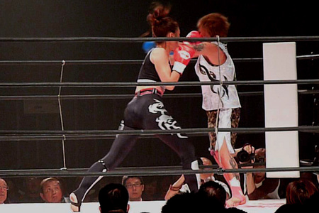 岡加奈子 vs HARI