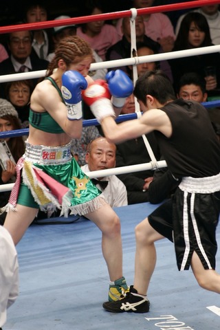 小関桃 vs 秋田屋まさえ