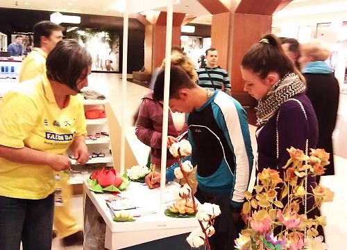 2014-4-11-minghui-falun-gong-romania-02