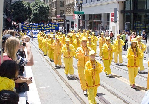 2014-7-20-minghui-usa-sf-parade-09