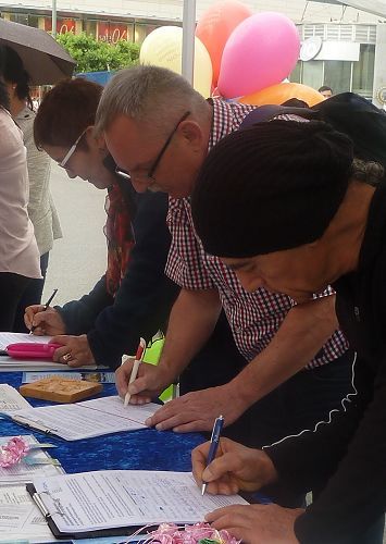 2014-6-29-minghui-falun-gong-frankurt-01