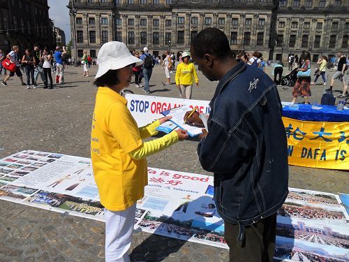 2014-7-13-minghui-falun-gong-holland-05