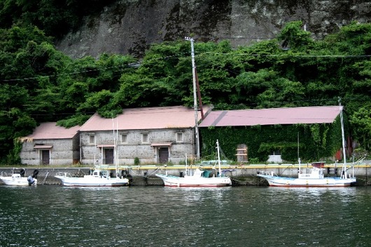 対岸の倉庫