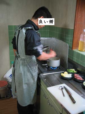 母のエプロンが似合ってます。