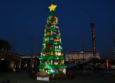 【朗報】レゴランド、今年も渾身のクリスマスツリーを披露 wwww(※画像あり)