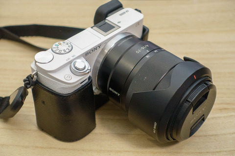 α6000用の純正ケース「LCS-EBE」でグリップ性向上、小指余り解消を