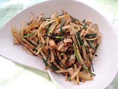 じゃがいも・高野豆腐・花にらのチリ醤油きんぴら