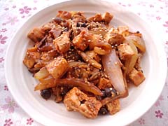 玉ねぎと厚揚げのごまコチュ味噌炒め