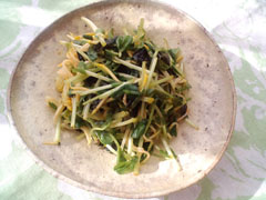 豆苗とズッキーニの韓国風あえ