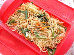 にらとにんじんのペッパー蒸しそば