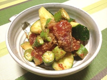 マグロと夏野菜のピリ辛ごまあえ