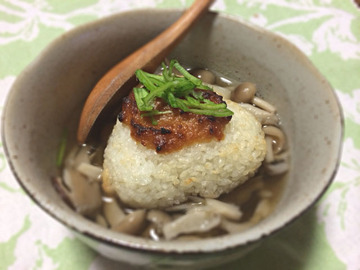 味噌焼きおにぎりのきのこ茶漬け
