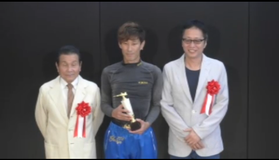 原田幸哉全場制覇を祝う北原友次とマンスリーBOATRACE鈴木編集長