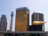 スカイツリーをバックにエクストラゴールドに輝くアサヒうんこビル