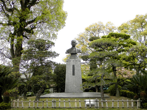 ①63福沢中庭銅像