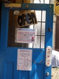 店マエ