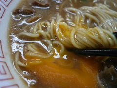 ラーメン東大:卵と絡む麺
