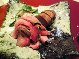 赤身のお肉に山菜を添えて