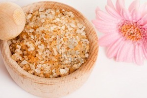 6738019-spa-essentials-bath-salt-in-a-bowl-and-flower
