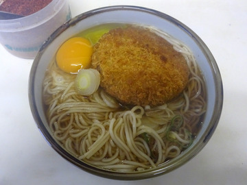 高田うどん店@京急川崎 (4)細うどん260メンチ80玉子50