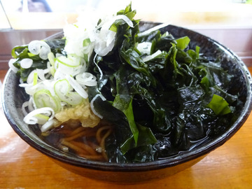 二葉@秋葉原 (2)かけそば260しい茸天110ワカメ80