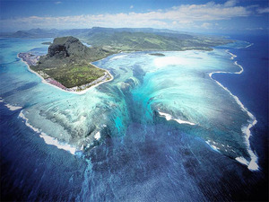 147f7f49 s まるで海中の巨大な滝！モーリシャス島の絶景！