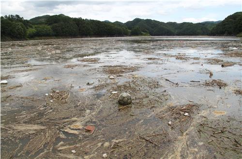 大雨が続いた影響で大量のごみが大清湖に流れ込み湖面全体を覆う　韓国人の民度があらわに