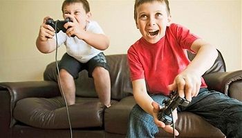 ゲームで白熱する子供