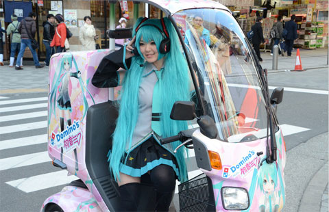 ドミノピザのミクバージョンに乗ったミクコスプレ