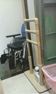 トイレ前手すり