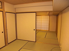 マ