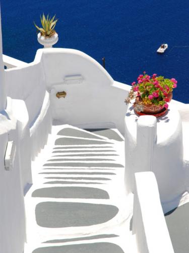 1362475963_White-Stairs-Blue-Sea-Santorini-Greecehomeanddecornetblog