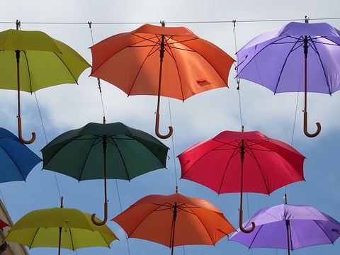 umbrellas-1433121_640