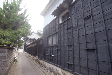 ○岩倉街道 黒い壁1