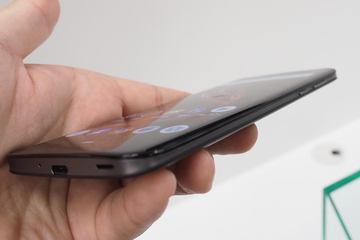 sharp oled smartphone 06_s