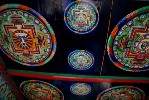途中のカンニ門の上に描かれた曼荼羅
