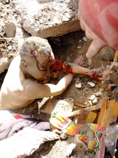 ジェクンド、瓦礫の下から救出されたチベット人