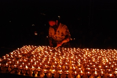 10.3.09 Dharamsala 犠牲者の霊を弔う為の燈明
