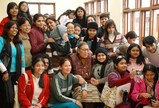 13,11,08ダラムサラ難民一時収容所アマ・アデさんとインド人学生