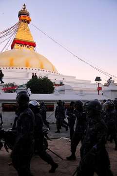 ボドゥナート仏塔とネパール警察隊