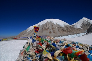 峠のラプツェにチベット国旗掲揚