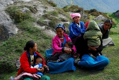キャンジン村、集会の成り行きを見守る主婦たち