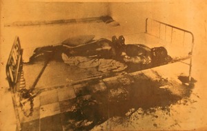 収容所内で拷問により死亡した人