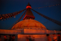 ６月７日サカダワの燈明に映えるボゥドナート仏塔