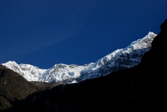 ランタン村から見上げるランタン・リルン峰